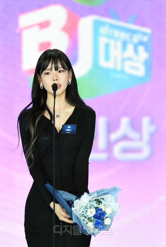 [포토]BJ 기룡이 `아프리카TV, 신인상 받았어요` | 디지털타임스
